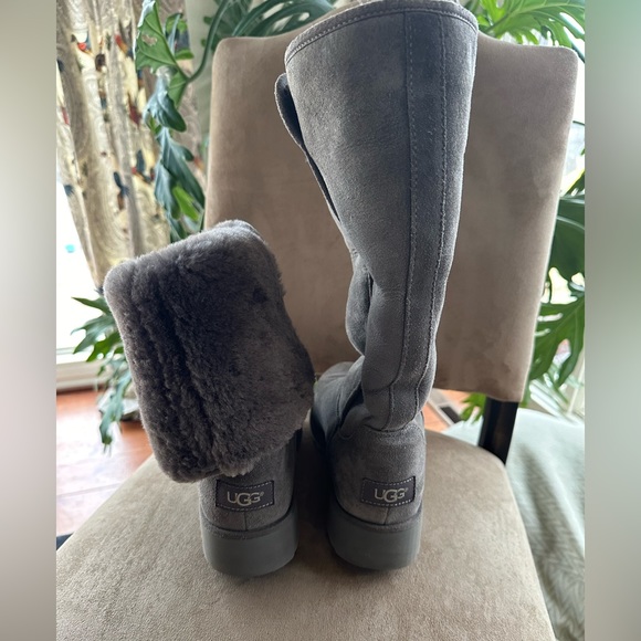 Like New ! UGG Fur Foldover Boot in Grey - Picture 1 of 6